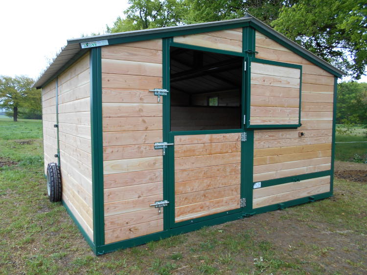 Le box mobile pour chevaux Jouve est constitué de deux parties tractables qui sont jumelées.